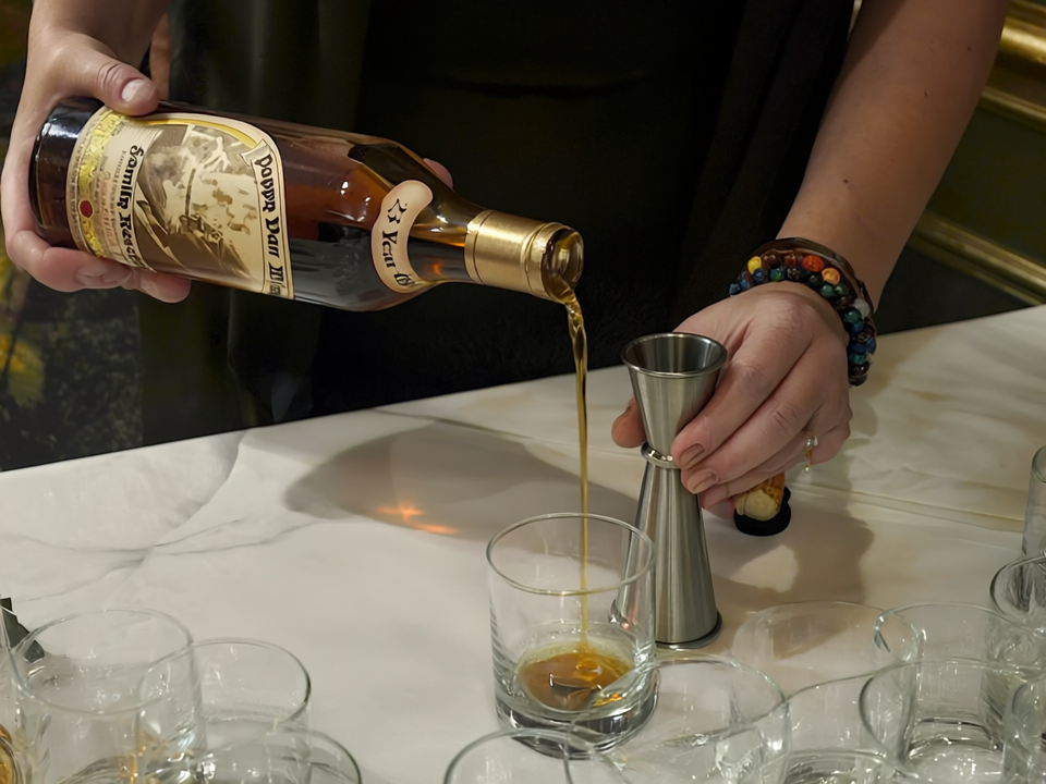pappy-van-winkle-bourbon-pour pappy-van-winkle-bourbon-pour