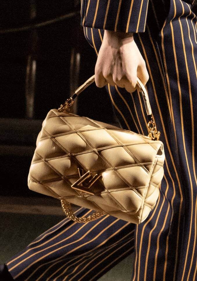 carrying-louis-vuitton-bag carrying-louis-vuitton-bag